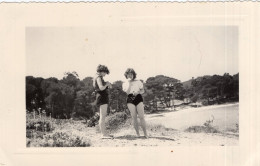 Grande Photo De Deux Jeune Fille Posant Sur La Plage De Porquerolles En 1954 - Personnes Anonymes