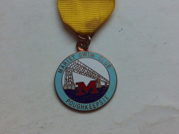(Sport - Club Natation - Ecole Mariste) - Médaille émail Cloisonné  " MARIST SWIM CLUB "  POUGHKEEPSIE........voir Scans - Schwimmen