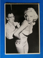 Carte Postale Photo Marilyn Monroe Et Son Habilleuse - Attori