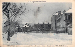 EMBRUN Avenue De La Gare Et Le Lycée A Droite-Dans Le Fond , L'hotel Moderne - Embrun