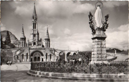 LOURDES ( 65 ) - La Basilique Et La Vierge Couronnée ( CPSM Dentelée) - Lourdes