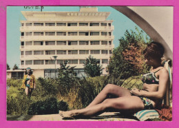 311694 / Bulgaria - Sunny Beach, Pin-Up Two Beautiful Women Girls In Front Of The Olymp Hotel  Bikini PC Fotoizdat - Pin-Ups
