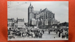 CPA (72) Le Mans. La Place Des Jacobins Un Jour De Marché .   (8A.919)d - Le Mans