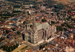 CHARTRES - La Cathédrale Et Le Parvis - Chartres