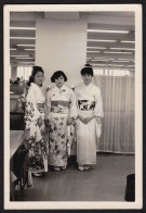 Jolie Photographie D'un Beau Trio De Japonaises Habillées En Kimono Dans Un Bureau? Traditions, JAPON JAPAN 7,7x11,1cm - Asien