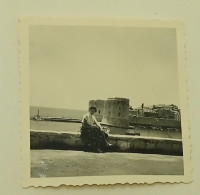 Croatia-Woman Sitting On A Low Wall-Dubrovnik - Plaatsen