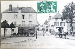 C. P. A. : 45 : JARGEAU : Entrée De La Grande Rue, "Café Du Pont Neuf", "Café De La Loire", Animé, Timbre En 1909 - Jargeau