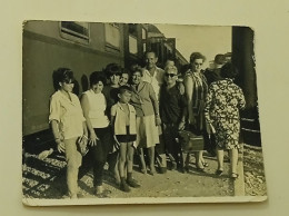 Croatia-People Near The Train At The Split Train Station - Anonyme Personen