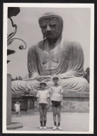 Jolie Photographie 2 Enfants Posant Devant La Statue Du Grand Bouddha De Kamakura JAPON JAPAN  7,7x11cm - Azië