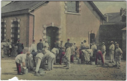 A LA CASERNE  LE LAVAGE DE LA VAISSELLE - Barracks