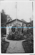 R168987 Group Photo In The Garden. Old Photography. Postcard - Monde