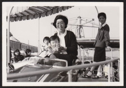 Jolie Photographie Enfant Et Adulte Dans Une Voiture De Manège, Fête Foraine, Amusement Park JAPON JAPAN,11,2x7,8 Cm - Asien