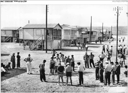 AKJP2-0126-11 - GRUISSAN-PLAGE - Partie De Pétanque Devant Les Chalets Sur Pilotis - Narbonne