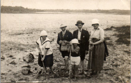 CP Carte Photo D'époque Photographie Vintage Plage Groupe Pêche Mode - Couples