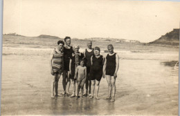 CP Carte Photo D'époque Photographie Vintage Plage Groupe Maillot De Bain  - Couples