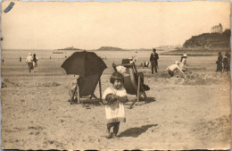 CP Carte Photo D'époque Photographie Vintage Plage Groupe Transat Sable  - Paare