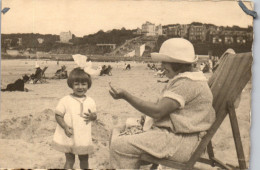 CP Carte Photo D'époque Photographie Vintage Plage Groupe Transat à Situer - Paare