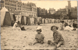 CP Carte Photo D'époque Photographie Vintage Plage Groupe Tente Sable à Situer - Autres & Non Classés