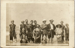 CP Carte Photo D'époque Photographie Vintage Plage Groupe Berck Sur Mer Mode - Couples