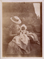 Photographie Photo Vintage Snapshot Anonyme Mode Bébé Femme Jardin Banc Canotier - Anonymous Persons