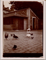 Photographie Photo Vintage Snapshot Anonyme Mode Enfant Poule Oiseau  - Anonyme Personen