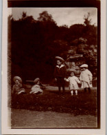 Photographie Photo Vintage Snapshot Anonyme Mode Enfant Parc Jardin  - Anonymous Persons