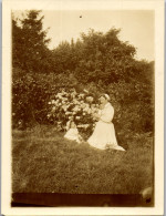 Photographie Photo Vintage Snapshot Anonyme Mode Enfant Nourrice Nounou Fleurs  - Professions