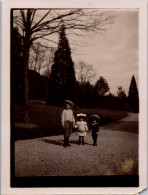 Photographie Photo Vintage Snapshot Anonyme Mode Enfant Parc Jardin Chapeau - Anonyme Personen