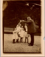 Photographie Photo Vintage Snapshot Anonyme Mode Enfant Parc Jeu  - Andere & Zonder Classificatie