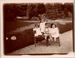 Photographie Photo Vintage Snapshot Anonyme Mode Enfant Parc Banc Rotin  - Anonymous Persons