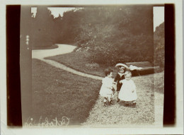 Photographie Photo Vintage Snapshot Anonyme Enfant Mode Parc Jardin  - Anonyme Personen