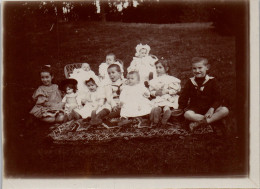 Photographie Photo Vintage Snapshot Anonyme Enfant Mode Parc Jardin Poupée  - Anonymous Persons