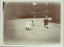 Photographie Photo Vintage Snapshot Anonyme Enfant Mode Parc Jardin Poupée  - Anonymous Persons