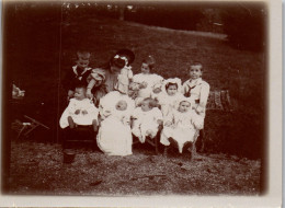 Photographie Photo Vintage Snapshot Anonyme Enfant Mode Parc Jardin Poupée  - Anonyme Personen