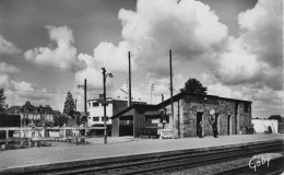 MONTFORT-SUR-MEU - La Gare - CPSM Petit Format - Sonstige & Ohne Zuordnung