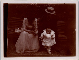 Photographie Photo Vintage Snapshot Anonyme Enfant Mode Famille Canotier  - Anonymous Persons