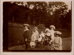 Photographie Photo Vintage Snapshot Anonyme Enfant Mode Jardin Parc Carriole - Anonymous Persons