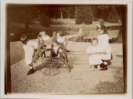 Photographie Photo Vintage Snapshot Anonyme Enfant Mode Jardin Parc Carriole - Autres & Non Classés