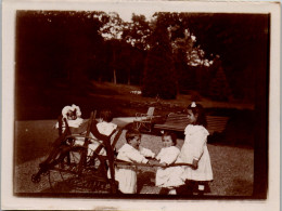 Photographie Photo Vintage Snapshot Anonyme Enfant Mode Jardin Parc Carriole - Autres & Non Classés