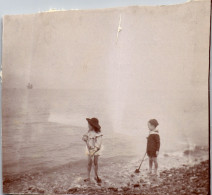 Photographie Photo Vintage Snapshot Anonyme Enfant Plage Mode - Lieux