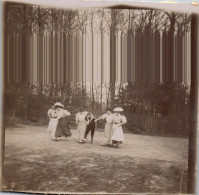 Photographie Photo Vintage Snapshot Anonyme Groupe Mode Jeu Drôle Danse - Autres & Non Classés