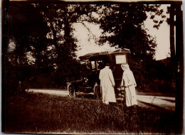 Photographie Photo Vintage Snapshot Anonyme Automobile Voiture Auto Couple Mode - Cars