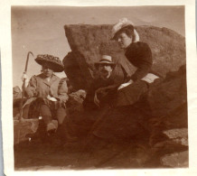 Photographie Photo Vintage Snapshot Anonyme Groupe Mode Canne Chapeau Montagne - Autres & Non Classés