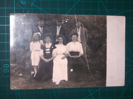 CARTE POSTALE, FAMILLE, Groupe Familial Habillé Pour Une Fête, Ils Sont Assis Avec Des Robes Et Ils Se Tiennent Derrière - Gruppi Di Bambini & Famiglie