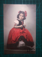 CARTE POSTALE, FOLKLORE, ART, Petite Fille Avec Une Belle Robe D'époque Rouge Et Un Arrangement Floral Sur La Tête - Costumes