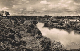 64 NAVARRENX VUE SUR LE GAVE ET LE PONT DANS LE FOND LA CHAINE DE PYRENEES - Autres & Non Classés