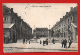 (RECTO / VERSO) TROYES EN 1915 - N° 7 - CASERNE MILITAIRE BEURNONVILLE AVEC PERSONNAGES - CACHET  MILITAIRE - CPA - Troyes
