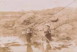 1894 Photo L'île De Bréhat Enfant à La Pêche Au Filet Côtes D'armor Bretagne - Europa