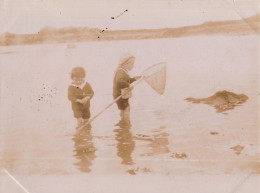1894 Photo L'île De Bréhat Enfant à La Pêche Au Filet Côtes D'armor Bretagne - Europa