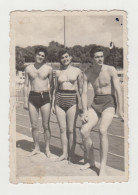 Awesome Muscle Shirtless Two Young Men, Lady W/swimwear, Summer Beach Pose, Vintage Orig Photo Pin-up 5.9x8.5cm. /24120 - Pin-ups